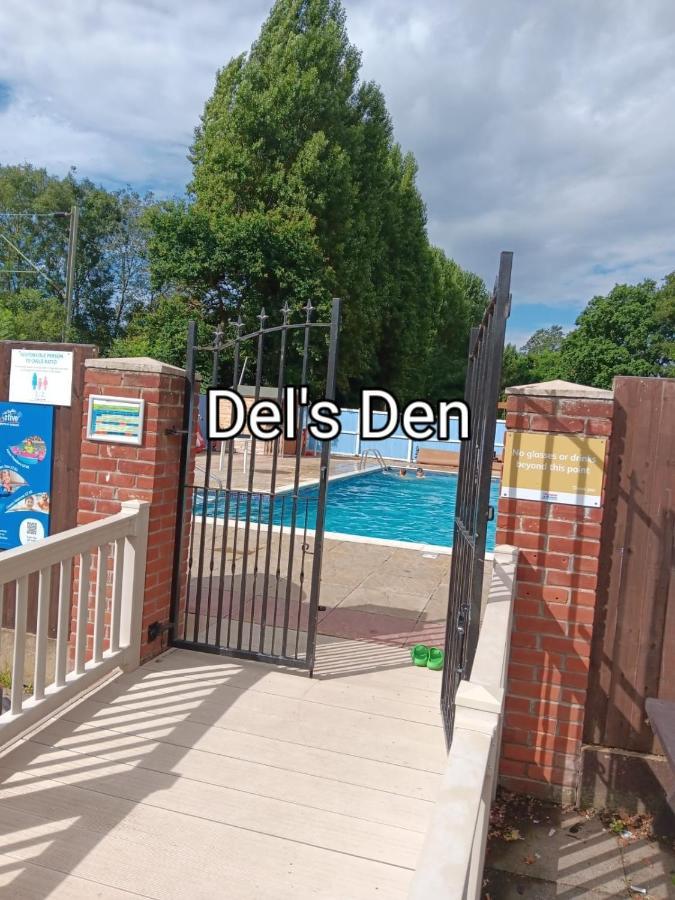 Del'S Den Lakeside Weeley Bridge Luaran gambar